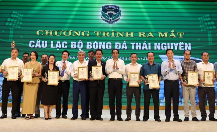 Hàng chục doanh nghiệp của Thái Nguyên cùng chung tay tạo nên khoản tài trợ 115 tỷ đồng cho CLB Thái Nguyên. Ảnh: T&T.