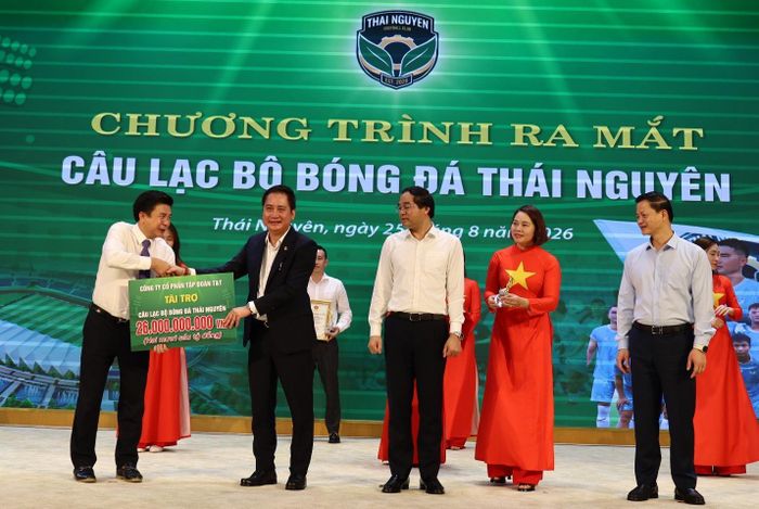Tổng Giám đốc T&T Group Mai Xuân Sơn trao tài trợ 26 tỷ đồng cho bóng đá Thái Nguyên. Ảnh: T&T.