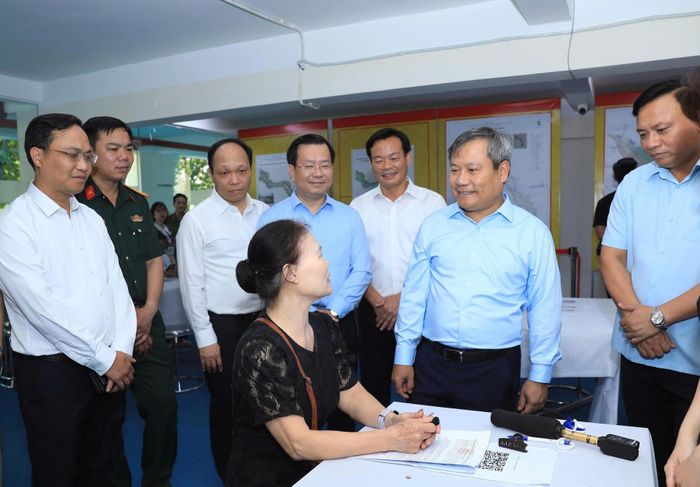 Chủ tịch UBND TP Hà Nội Vũ Đại Thắng trao đổi với người dân về 2 đồ án liên quan tới sông Hồng mà TP đang lấy ý kiến. Ảnh: Linh Phạm
