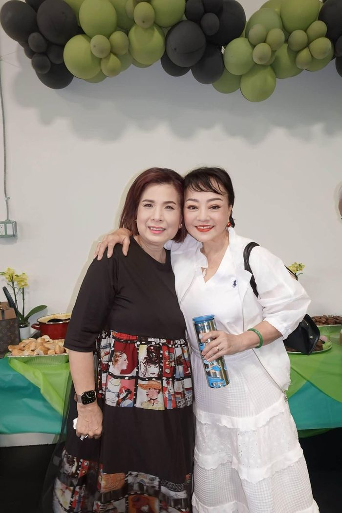 Danh ca Hương Lan đến mừng vợ chồng danh ca Phượng Mai thành lập công ty công nghệ ở tuổi U70.