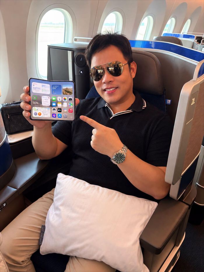 Ca sĩ Quang Lê viết ẩn ý: "Có anh trai làm Apple cũng đỡ. Thôi để đây và không nói gì" cùng các hastag về dòng iPhone mới ra mắt. Một số khán giả bình luận nghi ngờ bức ảnh là sản phẩm của trí tuệ nhân tạo. 