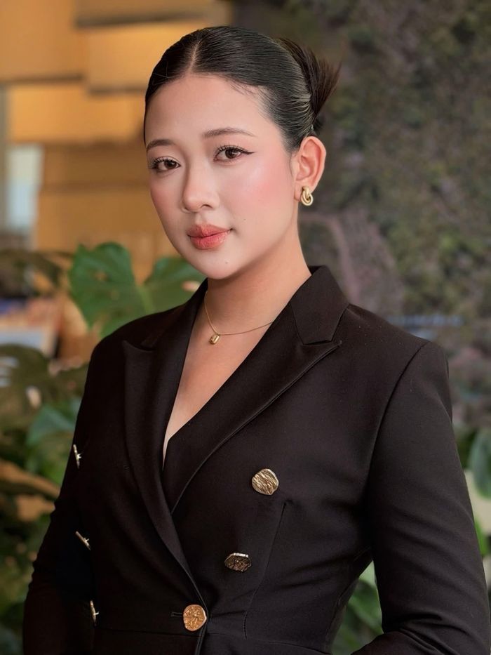 MC Hoa Đan mặc thanh lịch lên sóng.