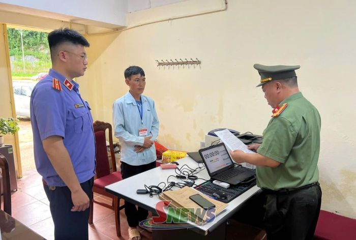 Cơ quan ANĐT tống đạt các quyết định khởi tố vụ án, khởi tố bị can. Ảnh: Báo Sơn La