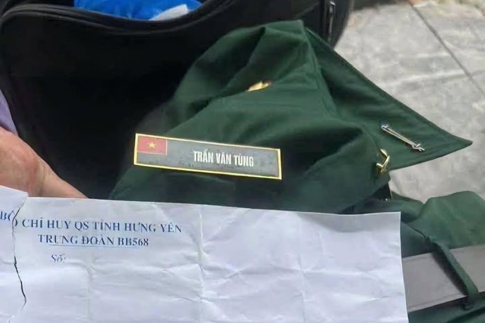 Quân phục và tư trang của Thiếu tá Tùng để lại trên bờ sông Trà Lý. Ảnh: CTV