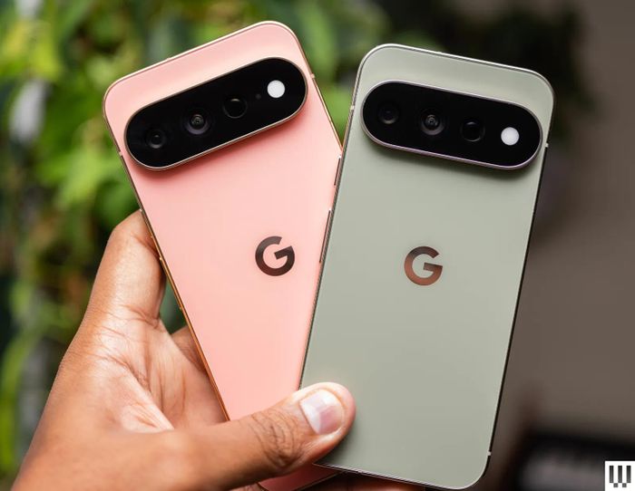 Pixel 11 Pro XL (trái) phiên bản màu Canyon và Pixel 11 Pro (phải) phiên bản màu Olive. Ảnh: Julian Chokkattu/ wired