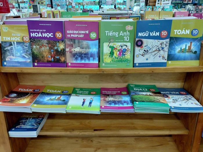 Thanh Hóa phấn đấu 100% học sinh có đủ sách trước ngày 15/9. Ảnh: NSTP