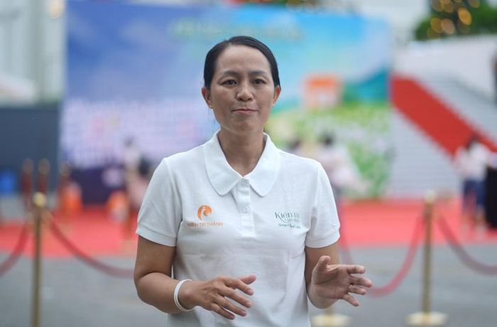 Chị Bùi Thị Lý chia sẻ tại một chương trình của Minh Trí Thành  (Ảnh: Minh Trí Thành)