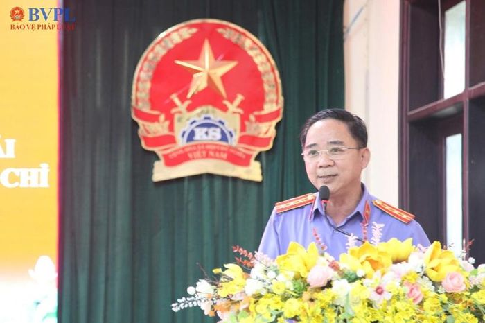  Đồng chí Lê Văn Quang, Viện trưởng VKSND khu vực 13 phát biểu tham luận tại Hội nghị.