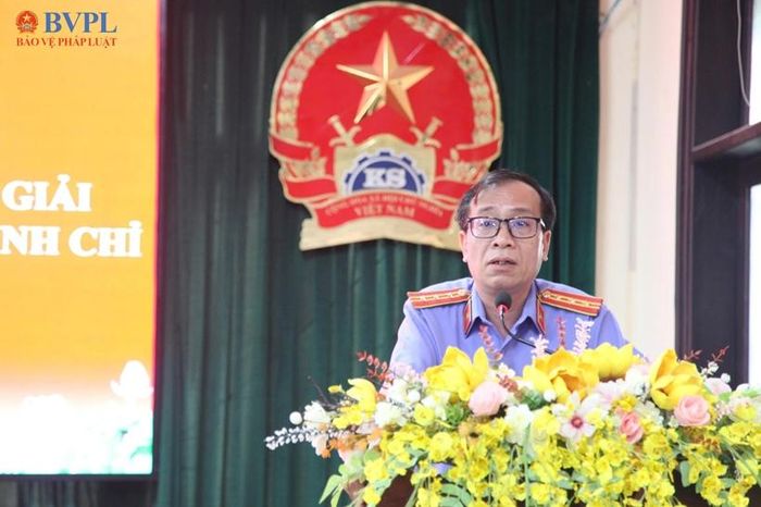  Đồng chí Doãn Cao Sơn, Trưởng phòng 2, VKSND thành phố phát biểu tham luận tại Hội nghị.