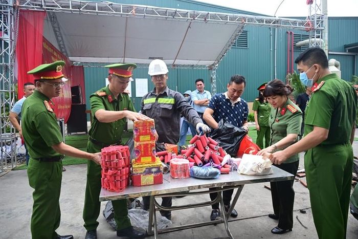  Tiêu hủy pháo và vật liệu nổ. Ảnh: CAHP