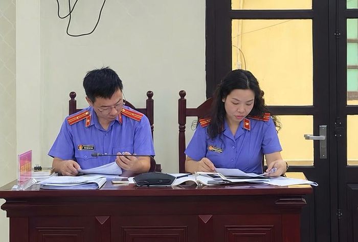  Đồng chí Nguyễn Thị Phương, Phó Viện trưởng VKSND khu vực 7, TP Hải Phòng và Kiểm sát viên tại phiên tòa rút kinh nghiệm.