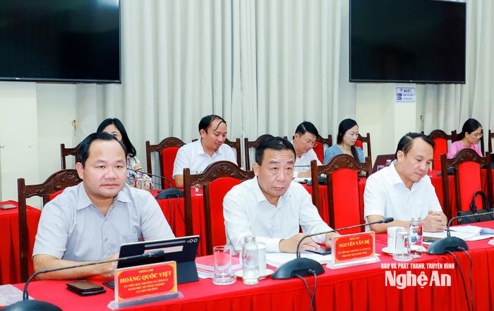 Các đồng chí trong Ban Thường vụ Tỉnh ủy dự hội nghị. Ảnh: Thành Duy