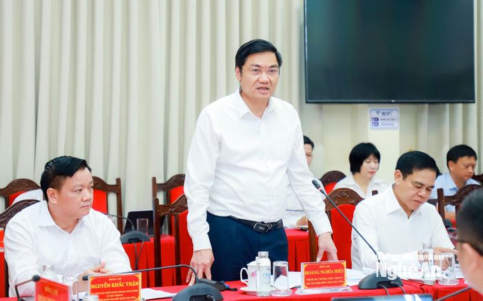 Đồng chí Hoàng Nghĩa Hiếu - Phó Bí thư Thường trực Tỉnh ủy, Chủ tịch HĐND tỉnh phát biểu tại hội nghị. Ảnh: Thành Duy
