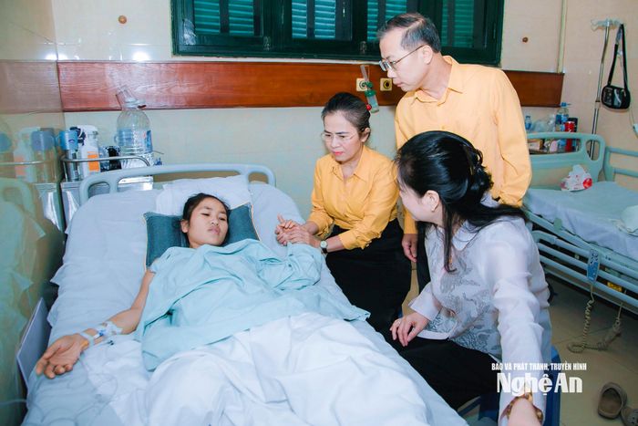 Đồng chí Võ Thị Minh Sinh - Phó Bí thư Tỉnh ủy, Chủ tịch Ủy ban MTTQ Việt Nam tỉnh cùng đoàn công tác thăm hỏi, động viên cô giáo Hoàng Thị Hiền. Ảnh: P.V