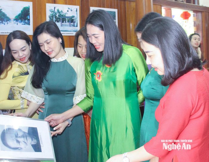 Cán bộ, nhân viên Bảo tàng Nghệ An - Xô Viết Nghệ Tỉnh tìm hiểu các bức ảnh lưu niệm được trưng bày tại Nhà tưởng niệm đồng chí Nguyễn Thị Minh Khai. Ảnh tư liệu: Mai Hoa