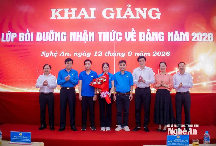 Các đồng chí lãnh đạo Mặt trận Tổ quốc, Liên đoàn Lao động và các sở, ban, ngành trong tỉnh tặng hoa cho ban cán sự lớp bồi dưỡng nhận thức về Đảng. Ảnh: Hoàng Yến