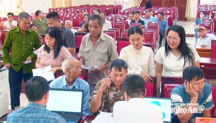 Xã Kim Liên tổ chức "Ngày thứ Bảy vì dân", hướng dẫn người dân kê khai, lập hồ sơ cấp Giấy chứng nhận quyền sử dụng đất. Ảnh: CSCC