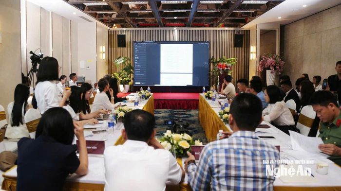 Lễ bốc thăm trực tuyến quyền mua nhà ở xã hội tại Dự án Khu đô thị Hưng Lộc. Ảnh: Thái Dương