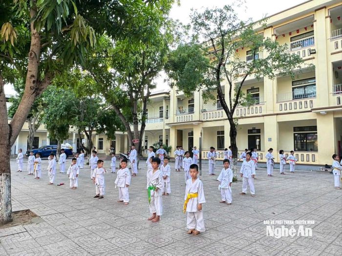 Lớp học võ tại sân Trường Tiểu học Hà Huy Tập 2. Ảnh: H.T