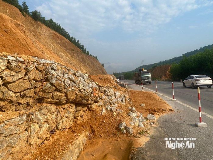 Đất, đá tràn xuống làm hư hỏng kè rọ đá. Ảnh: Văn Trường