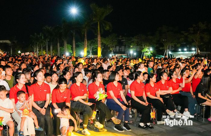 Người dân và em nhỏ háo hức đón xem chương trình. Ảnh: TL