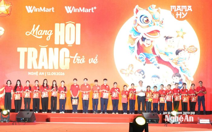 Trao quà cho học sinh Trường THCS Trường Vinh 3 có thành tích xuất sắc. Ảnh: TL