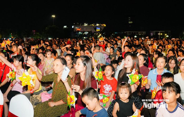 Đông đảo người dân và các em nhỏ đã có mặt tại Quảng trường Hồ Chí Minh để cùng đón một đêm hội mùa trăng. Ảnh: TL