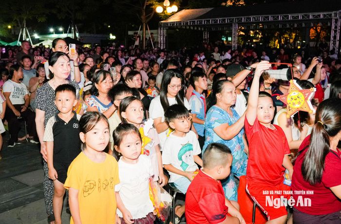 Đông đảo người dân và các em nhỏ đã có mặt tại Quảng trường Hồ Chí Minh để cùng đón một đêm hội mùa trăng. Ảnh: TL