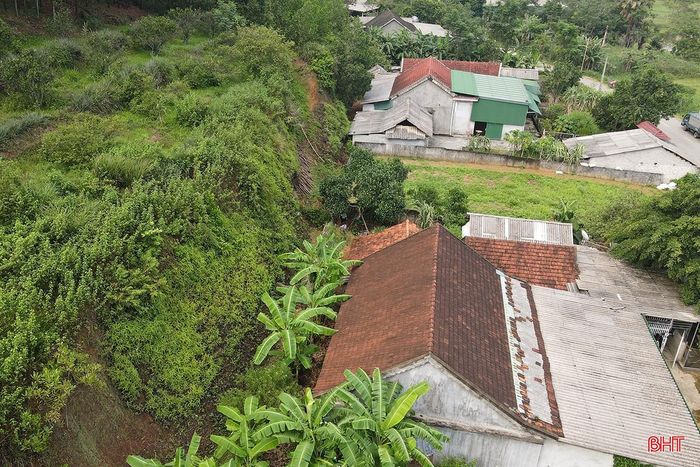 Mưa lớn kéo dài dẫn tới nguy cơ cao xảy ra sạt lở đất, sạt lở bờ sông, ảnh hưởng tới các khu dân cư.