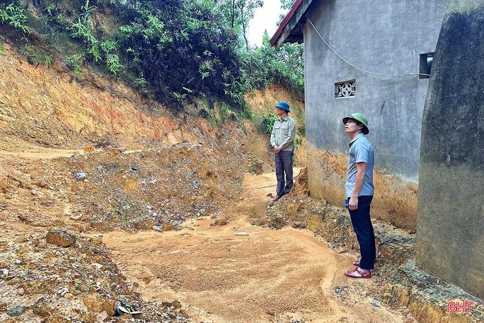 Chính quyền xã Sơn Hồng kiểm tra vị trí nguy cơ sạt lở.