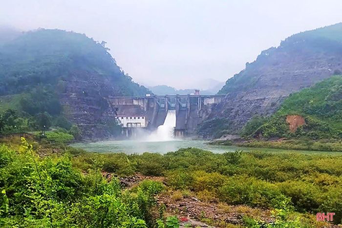 Nhà máy Thủy điện Hố Hô đang xả tràn điều tiết nước.