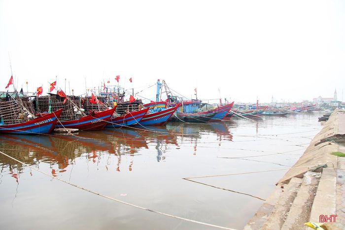 Tàu thuyền được khuyến cáo không ra khơi trong thời điểm gió to, sóng lớn trên biển.