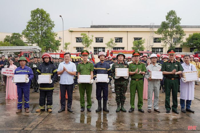 Các đồng chí lãnh đạo tỉnh, lãnh đạo Công an tỉnh, Bộ CHQS tỉnh tặng quà cho các lực lượng tham gia diễn tập.