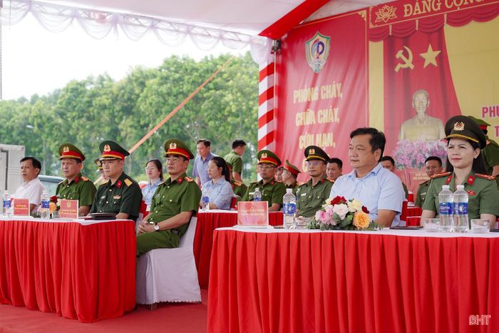 Đại biểu tham dự chương trình.