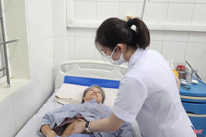 Bác sĩ Khoa Tim mạch kiểm tra sức khỏe bệnh nhân Nguyễn Thị Hòa.