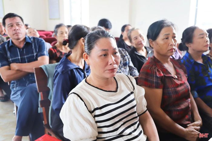 Người dân thôn Cẩm Bào tham dự lễ ra mắt.