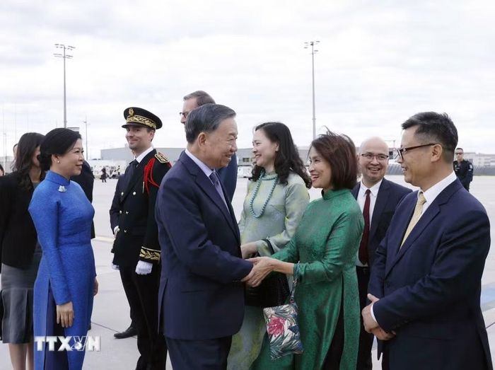 Lễ tiễn Tổng Bí thư, Chủ tịch nước Tô Lâm và Phu nhân tại sân bay Orly, Paris. (Ảnh: Thống Nhất/TTXVN)