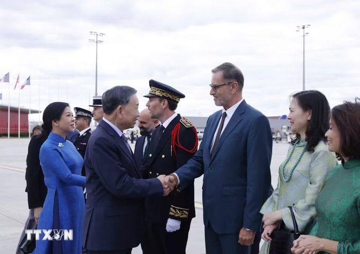 Lễ tiễn Tổng Bí thư, Chủ tịch nước Tô Lâm và Phu nhân tại sân bay Orly, Paris. (Ảnh: Thống Nhất/TTXVN)