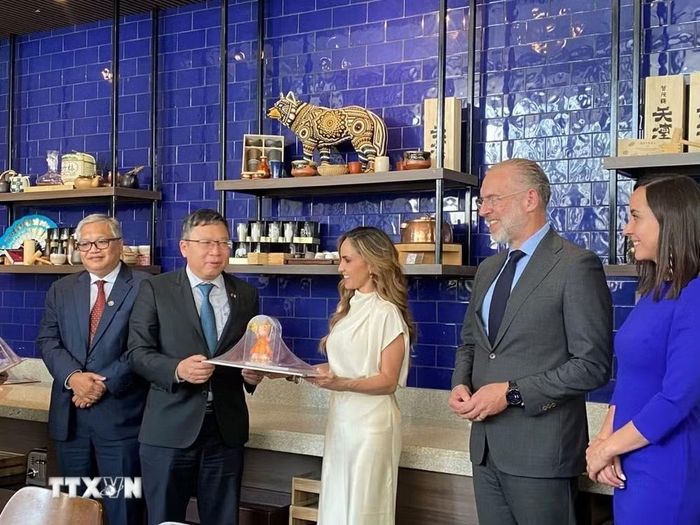 Bà Erika Patricia González Maciel, điều phối viên Quan hệ Quốc tế chính quyền bang Querétaro tặng quà lưu niệm cho Đại sứ Nguyễn Văn Hải. (Ảnh: TTXVN phát)