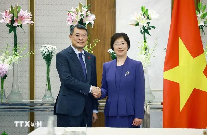 Thủ tướng Lê Minh Hưng tiếp bà Zou Jiayi (Trâu Gia Di), Chủ tịch Ngân hàng Đầu tư Cơ sở hạ tầng Châu Á (AIIB). (Ảnh: Dương Giang/TTXVN)
