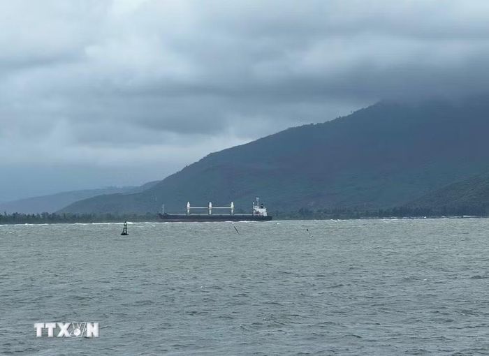 Tàu hàng trôi dạt và mắc cạn do sóng biển lớn ở vùng biển xã Chân Mây-Lăng Cô, thành phố Huế. (Ảnh: TTXVN phát)