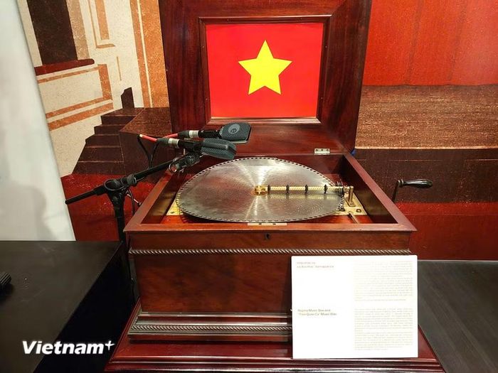 Hộp nhạc cơ Regina sản xuất tại Mỹ khoảng 1895-1900 với đĩa nhạc bài "Tiến quân ca" của nhạc sỹ Văn Cao. Hiện vật thuộc sở hữu của nhà sưu tập tư nhân tại Hà Nội. (Ảnh: Minh Thu/Vietnam+)