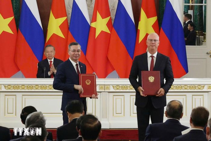 Tổng Bí thư, Chủ tịch nước Tô Lâm và Tổng thống Nga Vladimir Putin chứng kiến Lễ trao văn kiện hợp tác giữa hai nước. (Ảnh: Thống Nhất/TTXVN)