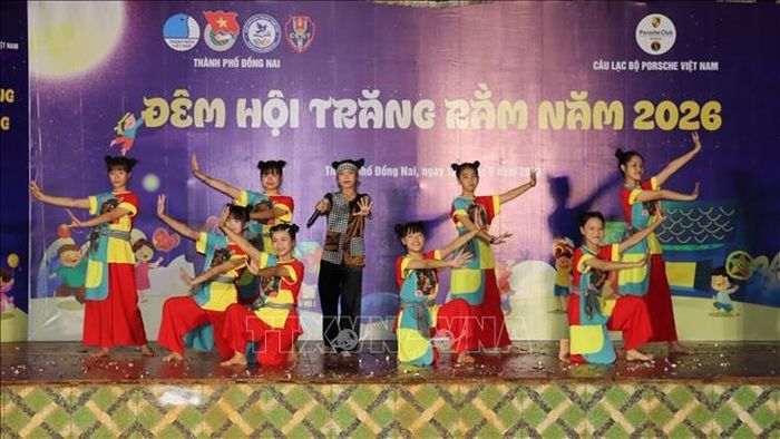 Các tiết mục văn nghệ phục vụ các em thiếu nhi tại Chương trình “Đêm hội Trăng rằm”.