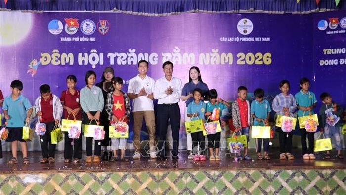 Ban tổ chức trao quà cho các em thiếu nhi tại Chương trình “Đêm hội Trăng rằm”.