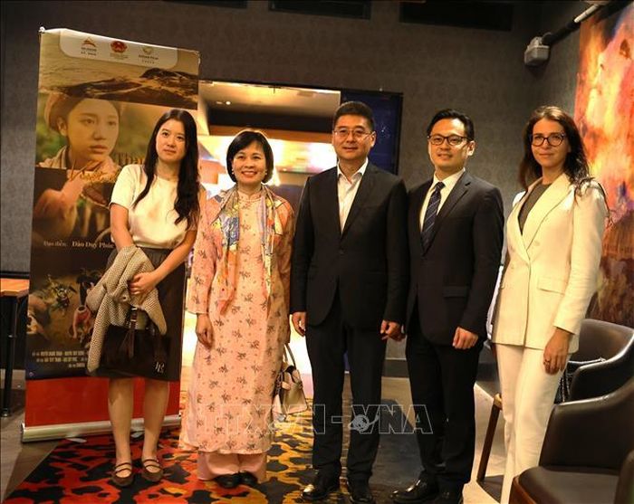 Bà Lê Đức Hạnh- Tổng Lãnh sự Việt Nam tại Hong Kong và Macau (Trung Quốc) (đứng thứ hai từ trái sang ) chụp ảnh với ông Hua You, Phó Đặc phái viên Văn phòng Đặc phái viên Bộ Ngoại giao Trung Quốc tại Hong Kong (thứ ba từ trái sang), ông Charles Chia, Giám đốc điều hành Quỹ ASEAN - Hong Kong (thứ hai từ phải sang) tại buổi công chiếu phim "Thanh âm vượt đại dương". Ảnh: Lê Anh/PV TTXVN tại Hong Kong