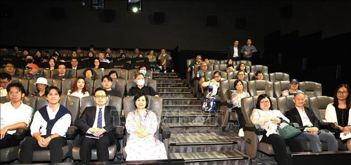 Các đại biểu và khán giản tham dự buổi công chiếu phim "Thanh âm vượt đai dương". Ảnh: Lê Anh/PV TTXVN tại Hong Kong