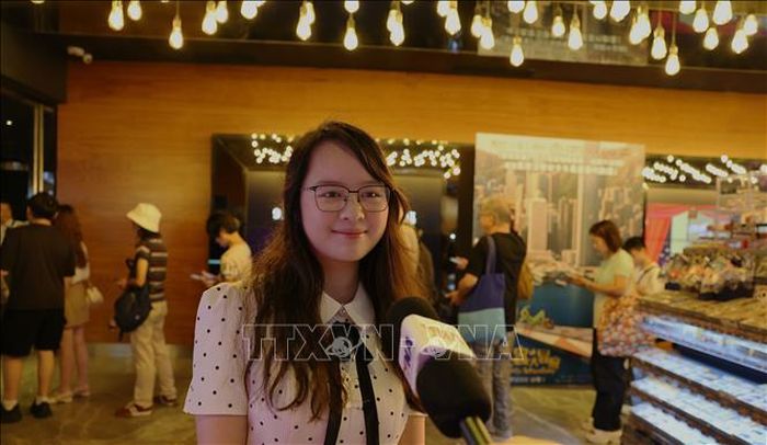 Bạn Nguyễn Mai Khánh Chi, sinh viên Đại học Hong Kong (HKU) chia sẻ cảm xúc khi tham dự buổi công chiếu phim "Thanh âm vượt đai dương". Ảnh: Lê Anh/PV TTXVN tại Hong Kong