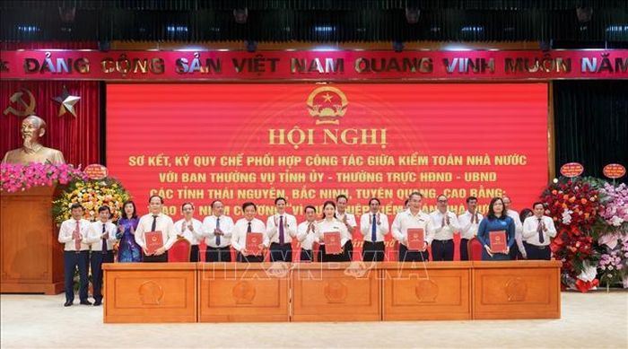 Ký quy chế phối hợp công tác giữa Kiểm toán nhà nước với các tỉnh Thái Nguyên, Bắc Ninh, Tuyên Quang và Cao Bằng. Ảnh: TTXVN phát