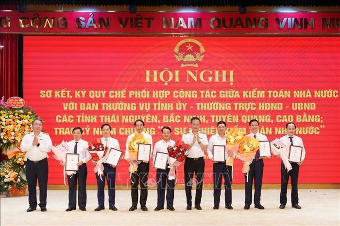 Lãnh đạo Kiểm toán Nhà nước trao kỷ niệm chương của ngành cho lãnh đạo 4 tỉnh. Ảnh: TTXVN phát